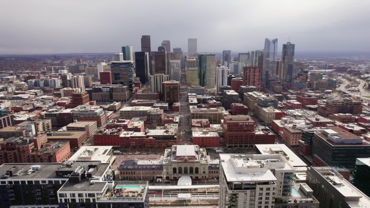 Vista aerea del centro di Denver che mostra la Union Station e il paesaggio urbano circostante