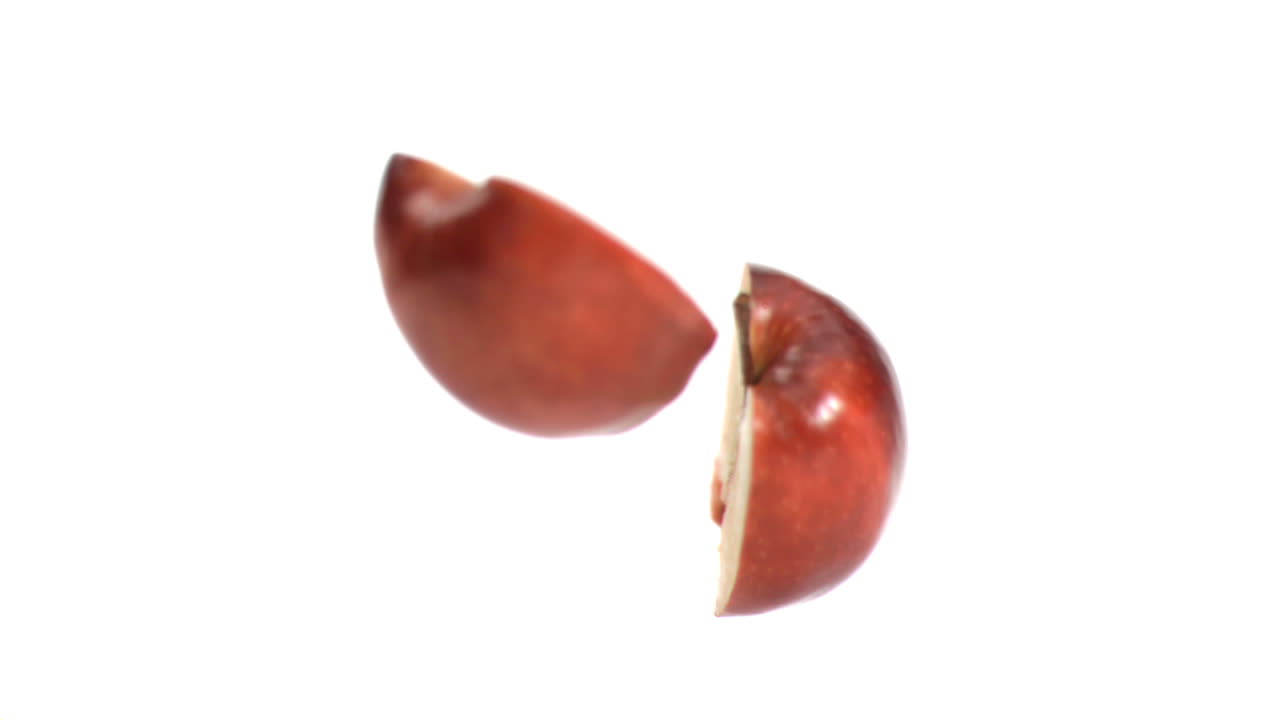Æble falder ned i super slow motion