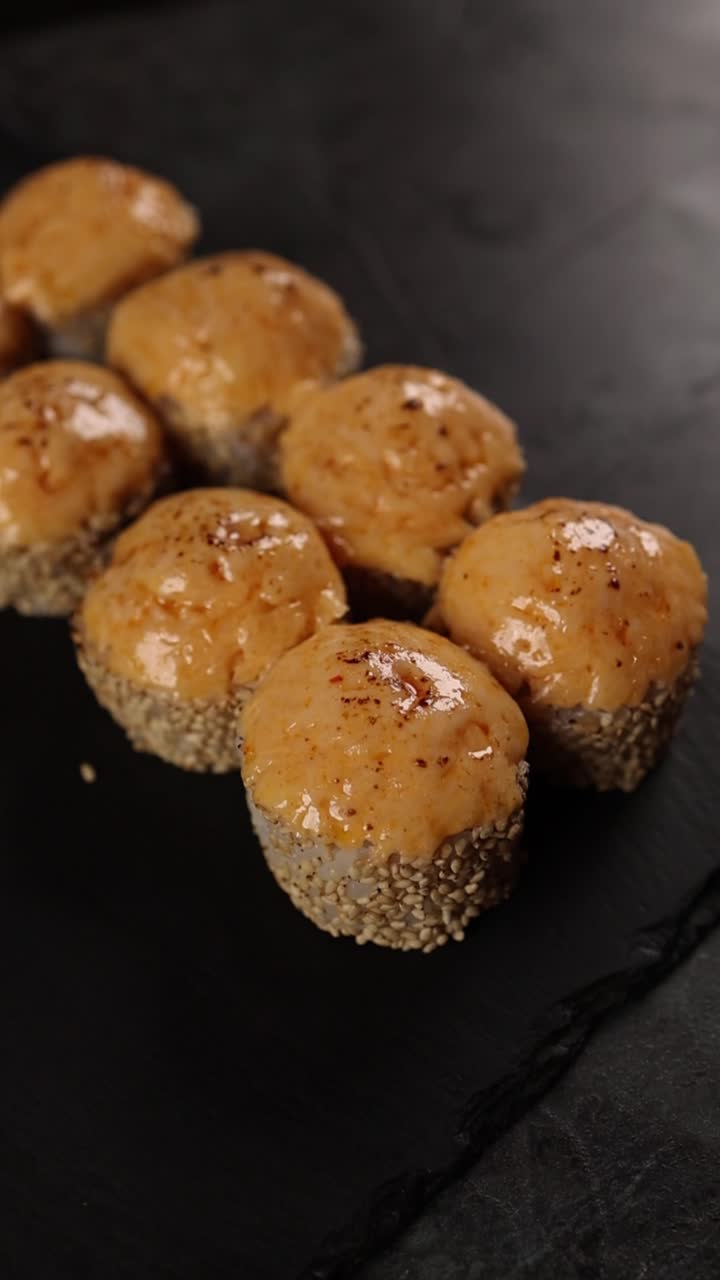 rollos de sushi de salmón picante