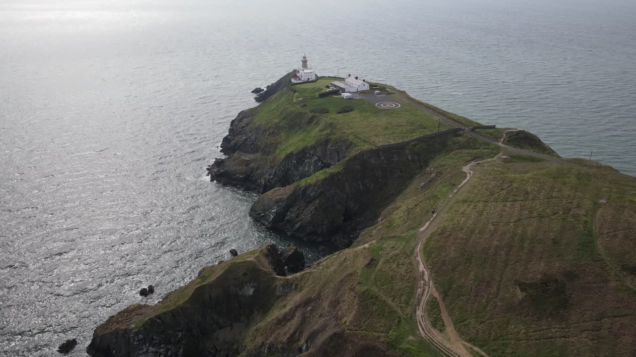 faro de baily, bahía de dublín y camino del acantilado de howth en irlanda - toma aérea de drones