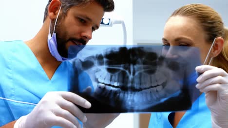 dentists having discussion on x-ray