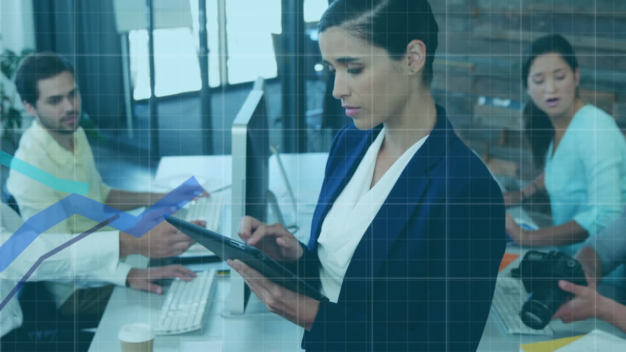 animación de gráficos azules moviéndose sobre mujer de negocios biracial usando tableta digital en la oficina