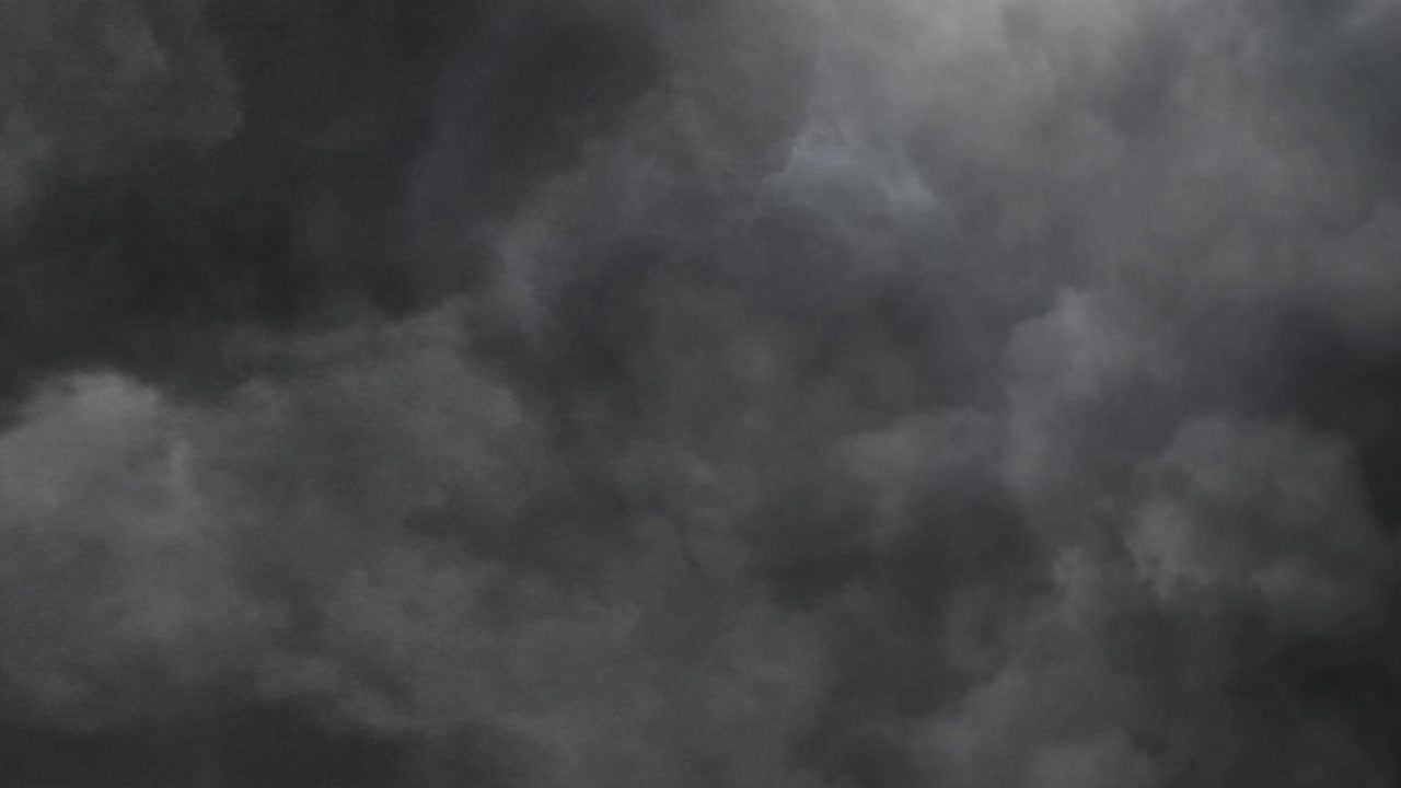 어두운 구름과 폭풍 속의 여정