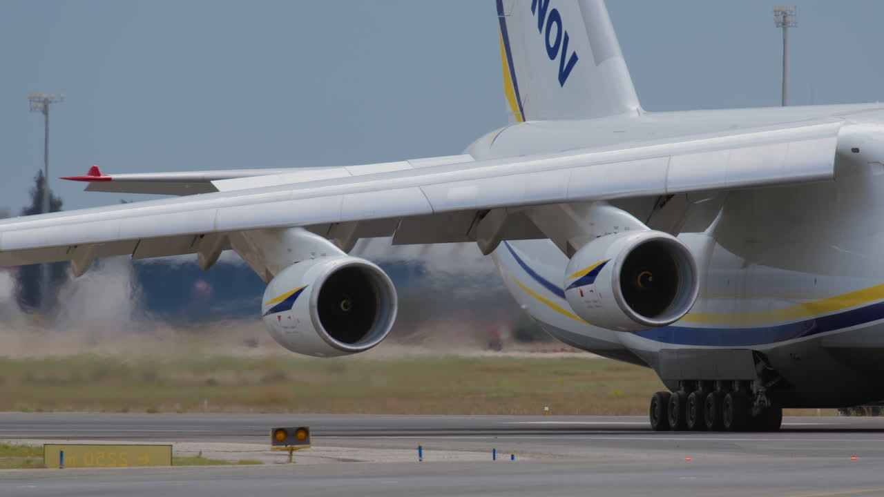 Detail mesin dan sayap Antonov An-124 Ruslan saat melaju di darat dengan debu