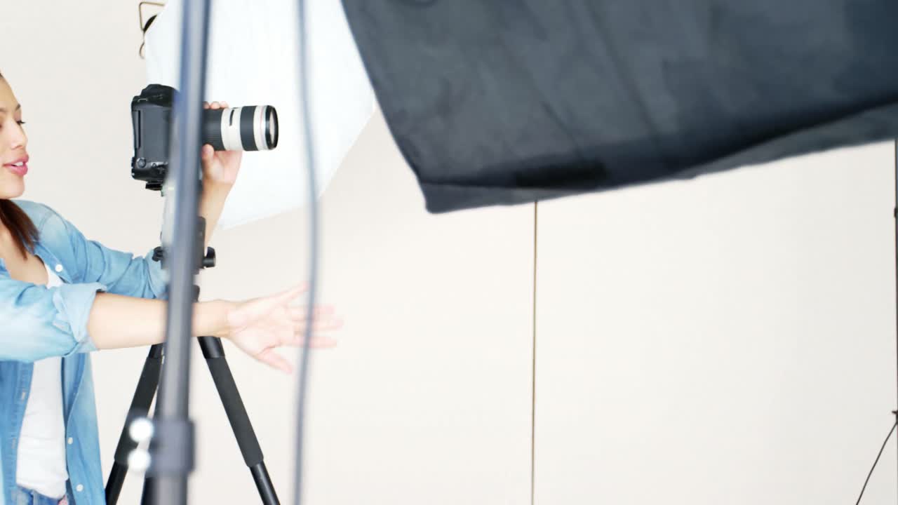 fotógrafo tomando una foto de un modelo de moda