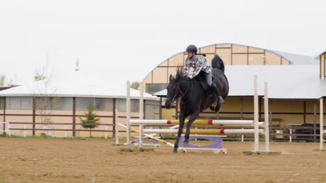 Caballo-Negro-Galopando-En-Pista-Con-Jockey