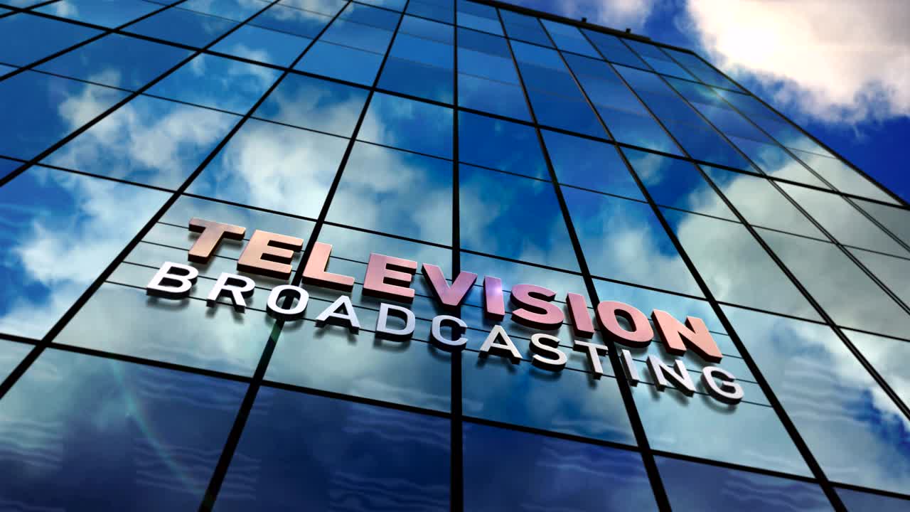 Grattacielo di vetro per trasmissioni televisive con cielo specchiato, animazione in loop.