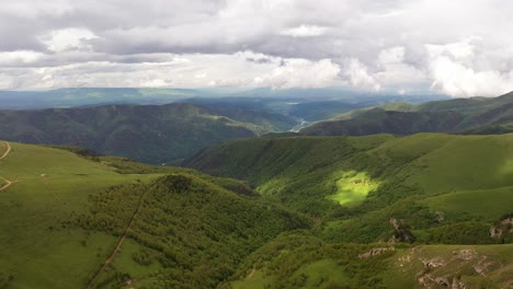 volando sobre una meseta de las tierras altas. hermoso paisaje de la naturaleza.