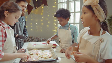 Niños-Agregando-Jamón-A-La-Pizza-Antes-De-Hornear-En-Clase-Culinaria