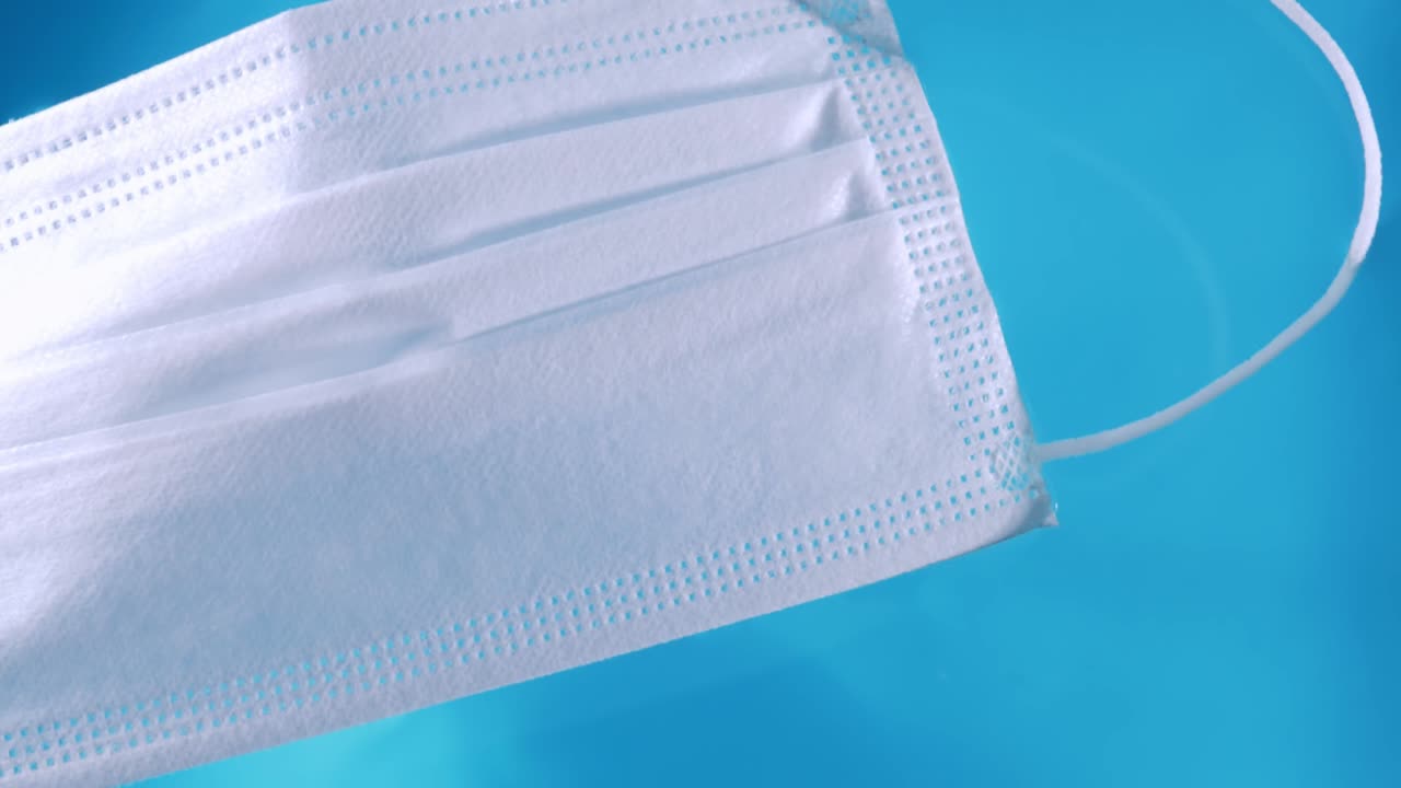 covid-19 위기 동안 물 표면의 수질 오염에 대한 의료 보호 마스크는 물 표면에서 천천히 표류합니다.