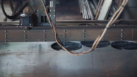 máquina de corte de metales en funcionamiento