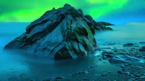 el monstruo marino nórdico moviéndose bajo la aurora boreal - animación