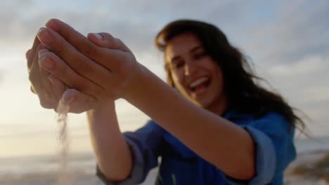 Animación-De-Formas-Coloridas-Sobre-Una-Mujer-Birracial-En-La-Playa