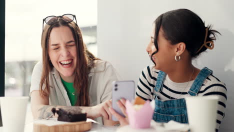 reírse, teléfono y amigas en un café viendo