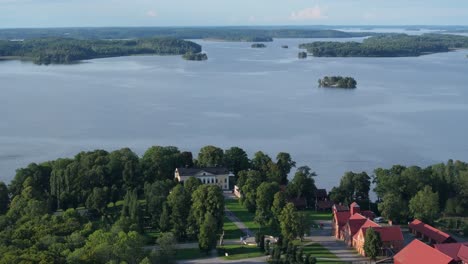 vista aérea de drones laterales del lago frente al castillo de taxinge en estocolmo, suecia