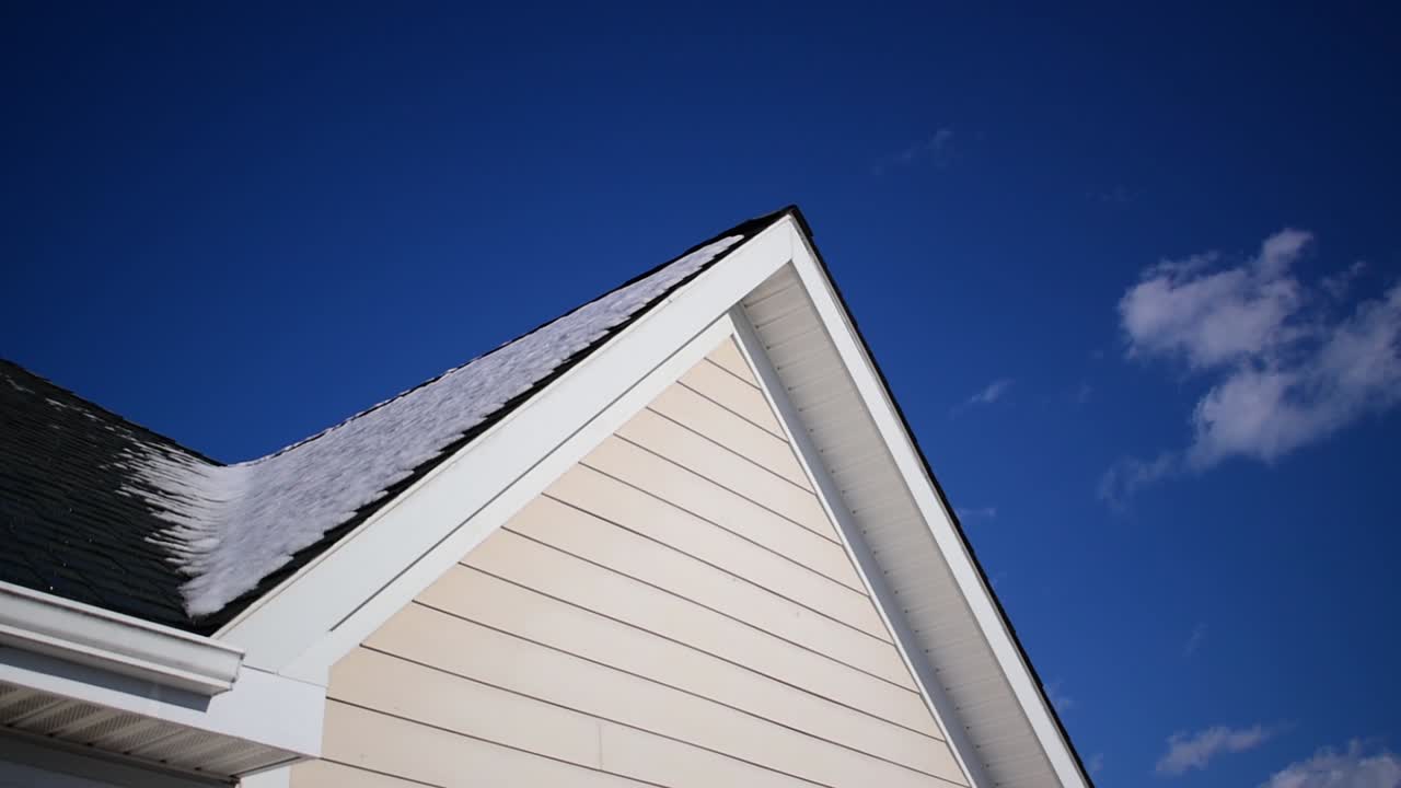 la nieve y el hielo invernales se derriten en la cima del techo de la casa, el deshielo hidrológico