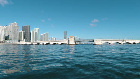 Blick-Von-Einem-Kleinen-Wasserfahrzeug-In-Ruhigem-Wasser,-Das-Sich-Langsam-Einer-Unterführungsbrücke-In-Miami,-Florida,-Nähert