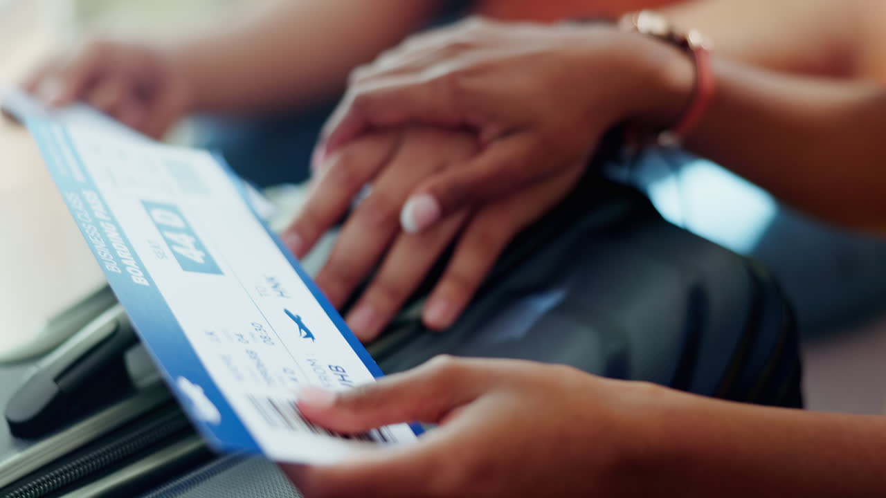 aeropuerto, billete y pareja tomados de la mano
