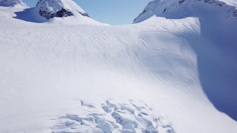 formación de serac en el extremo de un vasto campo de hielo