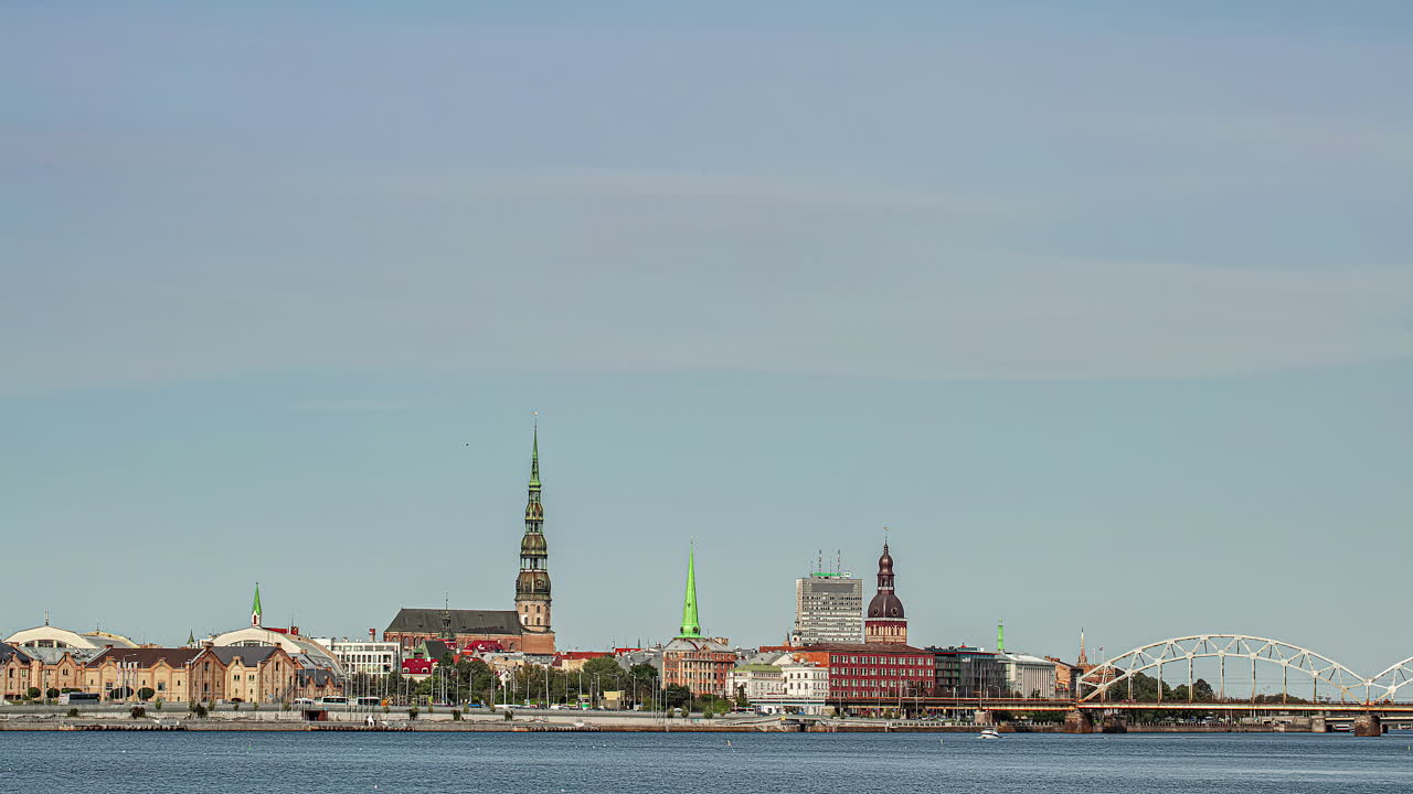 río daugava y horizonte de riga, amplio lapso de tiempo de fusión