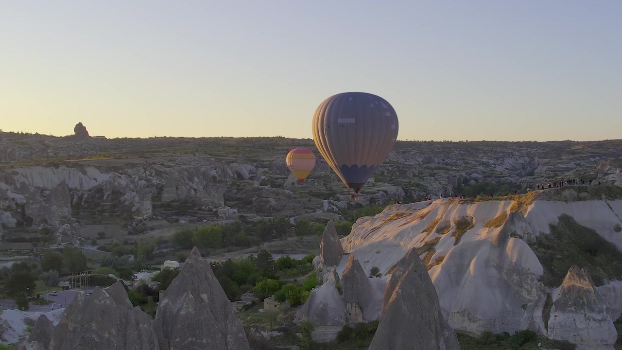 Mongolfiera sorvola la Cappadocia all'alba in un paesaggio suggestivo.