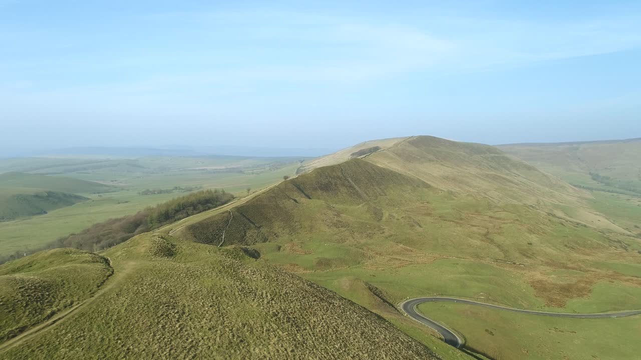 산등성이를 따라 걷는 경로를 보여주는 mam tor 꼭대기에서 공중 촬영하고 winnats가 구불구불한 도로를 통과합니다.