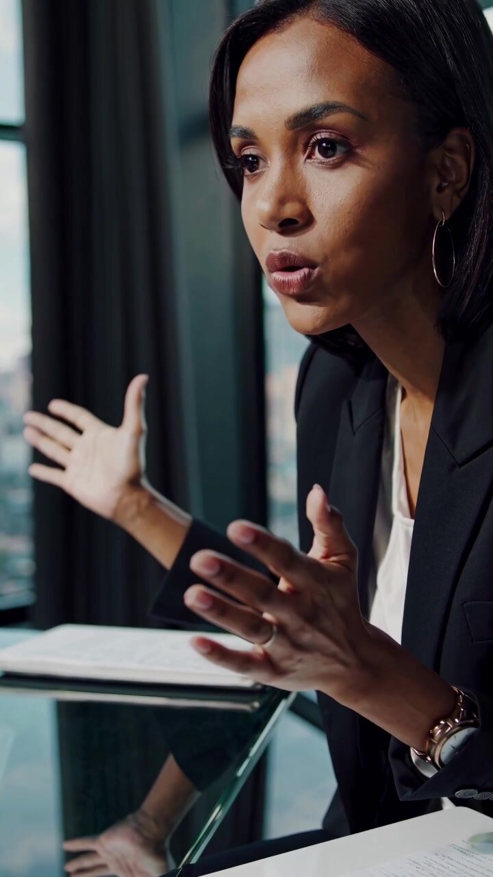 Donna d'affari professionista discute di strategia in un ufficio moderno
