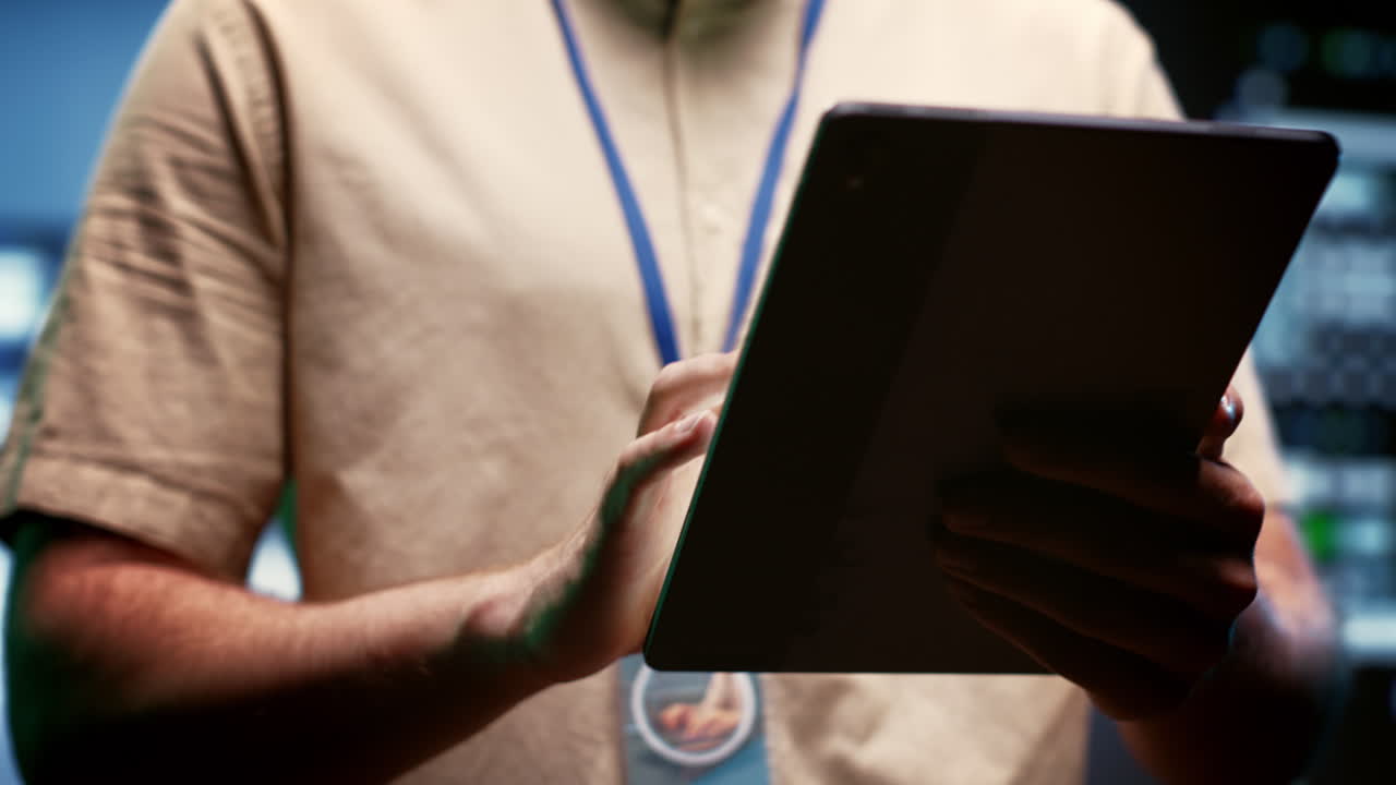 empleado que está solucionando problemas en el servidor