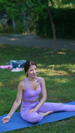 mujer practicando yoga en un parque