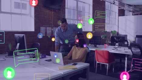 animación del procesamiento de datos de las redes sociales sobre diversas personas de negocios en la oficina