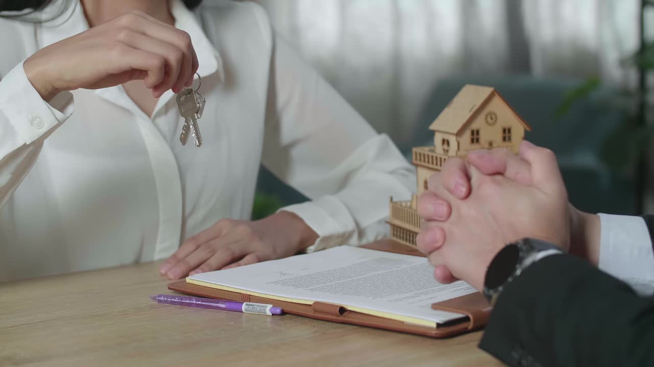 intercambio de llaves de la casa durante la firma del contrato inmobiliario