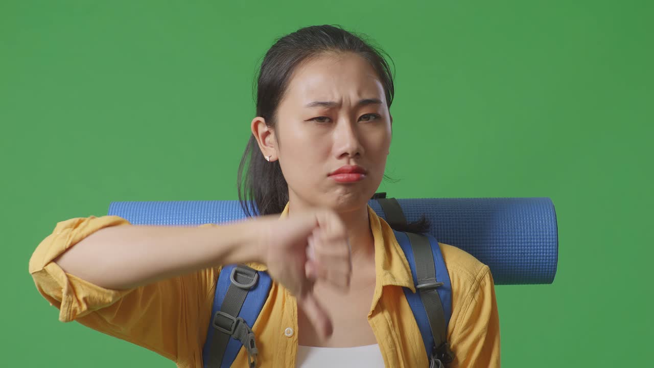 엄지손가락을 내려놓은 불행한 관광객