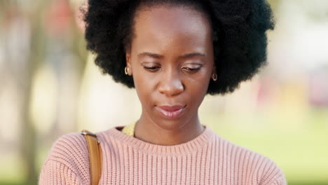 Schwarze-Frau-Afro,-Lächeln-Und-Gesichtsporträt