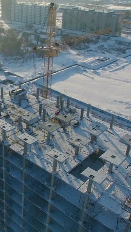 construcción de un edificio de gran altura en invierno