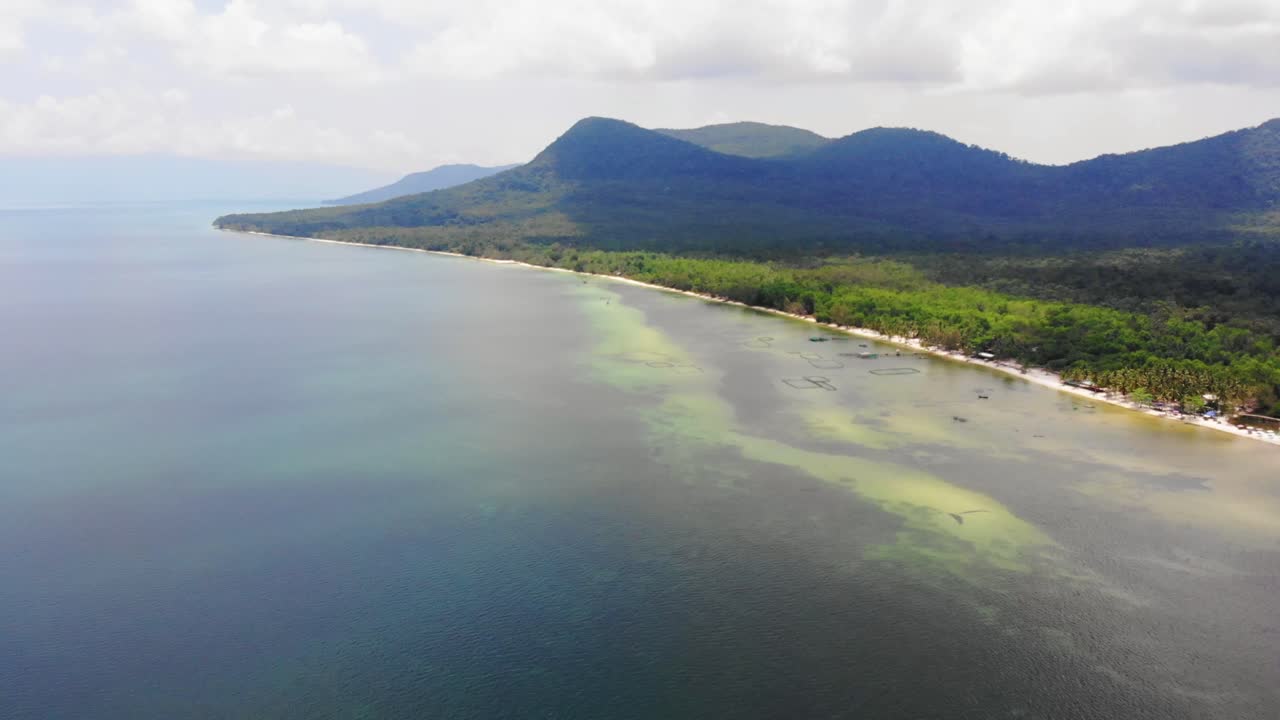 베트남 군도에 있는 푸꾸옥 섬, 모래사장 숲, 수평선에 있는 산들의 아름다운 탁 트인 공중 전망
