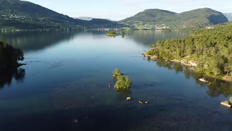 voando sobre um lago na noruega