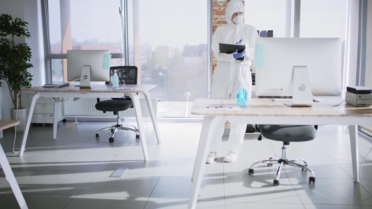 video de un técnico en uniforme haciendo comprobaciones en la oficina