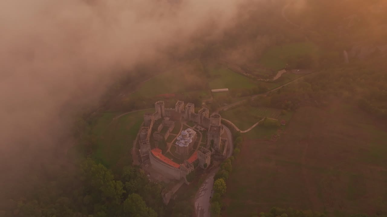 Monastero di Manasija in Serbia: Una ripresa con drone della fortezza storica