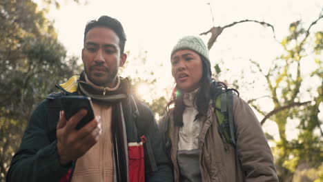 Verloren,-Paar-Und-Telefon-Für-Wanderort