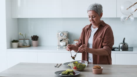 Grandma-and-girl-setting-the-table