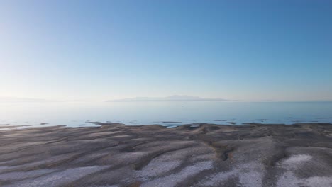 Gran-Lago-Salado-Con-Isla-En-Segundo-Plano