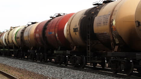 tren de mercancías con vagones cisterna que pasan