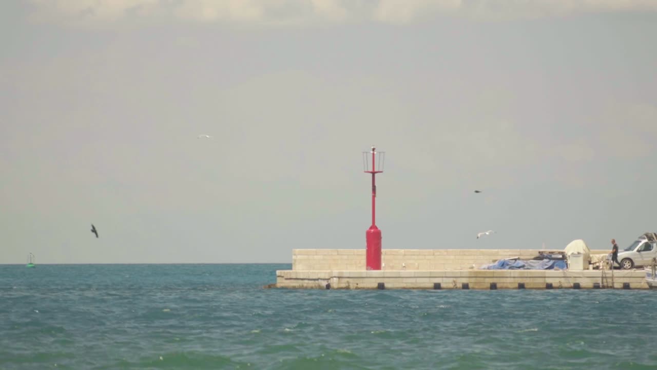 코퍼 항구 끝에 있는  ⁇ 은 등대 의 놀라운 hd 영상, 아드리아 해 의 파도 에 둘러싸여