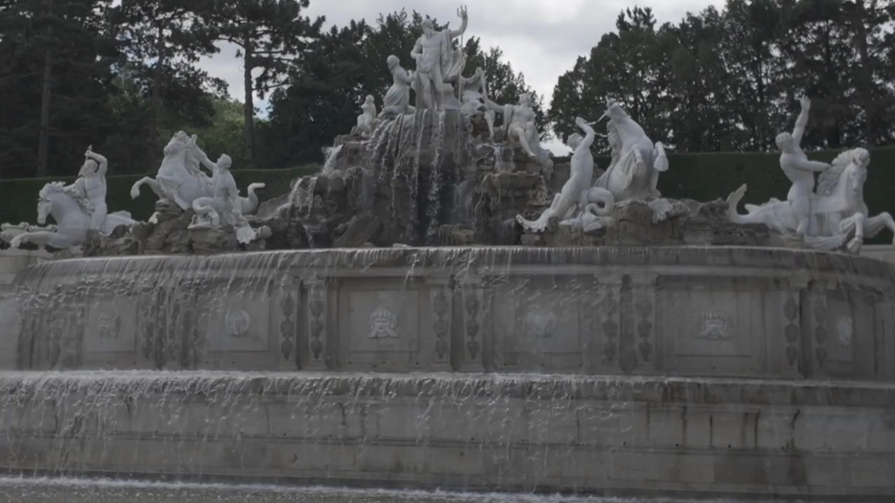 Vidéo 4K d'une vieille fontaine européenne dans le domaine du Palais de Schönbrunn en Autriche