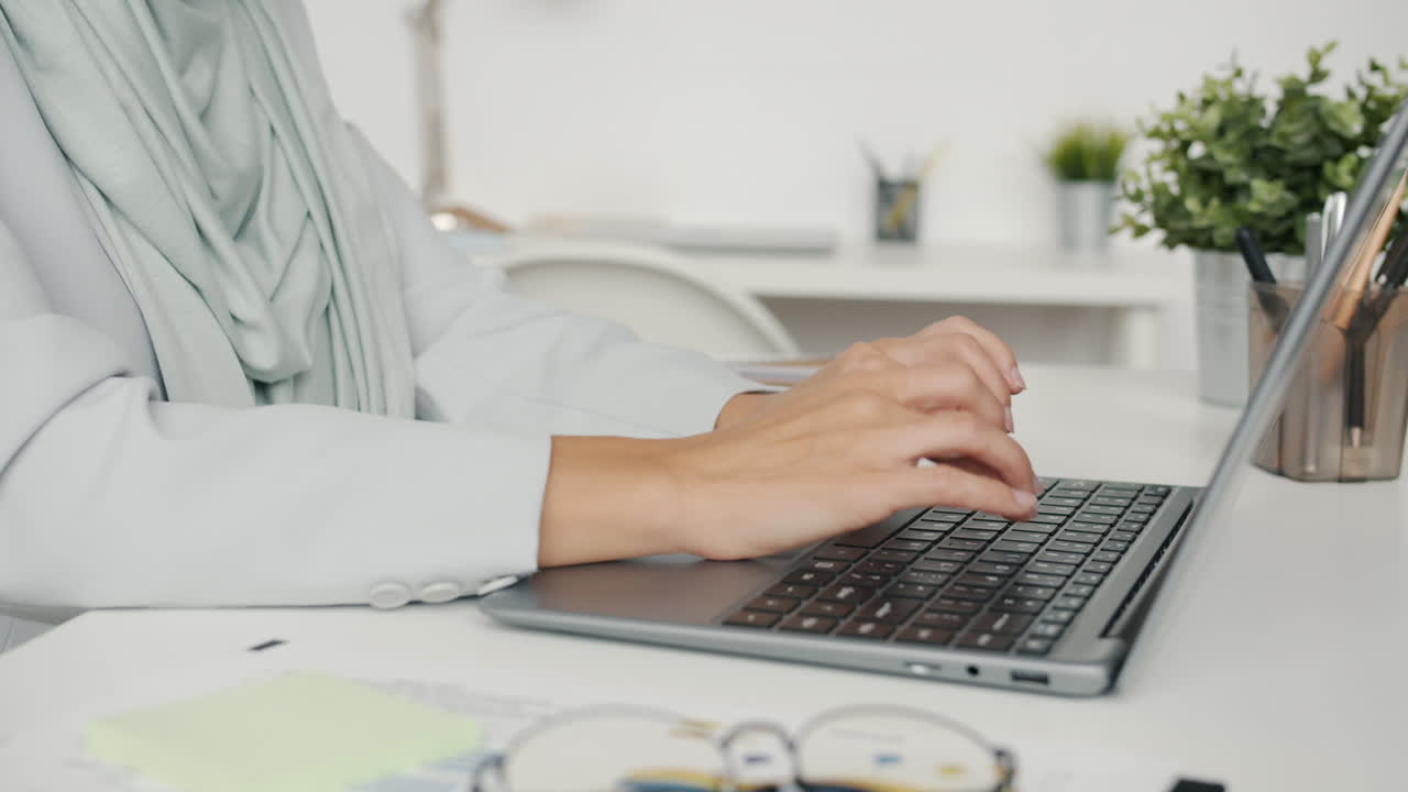 mujer trabajando en una computadora portátil en una oficina moderna