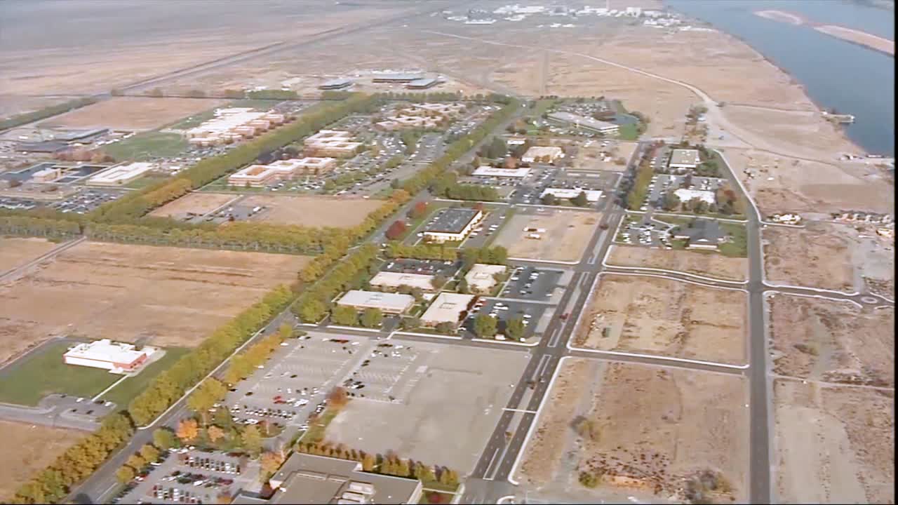 조감도는 태평양 북서부 국립 연구소 캠퍼스 주변을 운전하는 사람들을 보여줍니다.