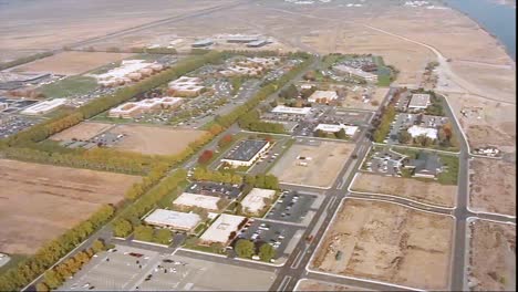 una vista aérea muestra a la gente conduciendo por el campus del laboratorio nacional del noroeste del pacífico