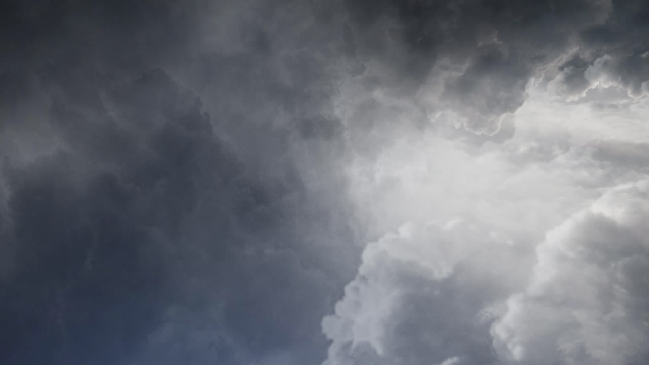 어두운 하늘 위로 강타한 뇌우의 4k 보기
