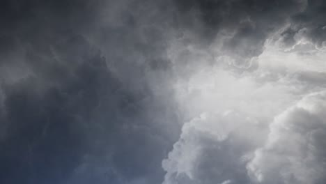 vista de 4k de una tormenta eléctrica que golpeó sobre el cielo oscuro