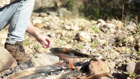 Nahaufnahme-Eines-Buschmanns,-Der-Im-Viktorianischen-Hochland-Eine-Bachforelle-über-Einem-Feuer-Kocht